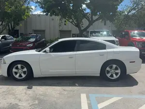 Dodge Charger SE 2013, Volante a la Izquierda, Asientos de Cuero, Transmisión Automática, Techo Panorámico, Cámara Trasera de 360° - Product Image 3