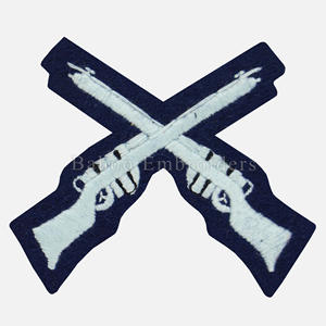 Épingle à coudre et insigne nominatif brodés à la main personnalisables ROYAL BADGE Sacs au design 3D Tissu/Feutre/Laiton Logo personnalisé Techniques d'émail - Product Image 1