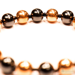 Pulsera de Shungita con 10 cuentas redondas pulidas de 0.32 pulgadas (8 mm) y 10 cuentas redondas chapadas en cobre de 0.32 pulgadas (8 mm), 1 sobre 1 - Product Image 3