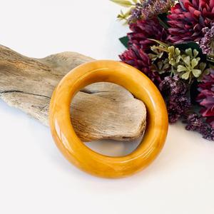 Bracelet en jaune d'œuf fait main de 56 mm en ambre baltique naturel ; Bracelet classique unisexe - Product Image 3