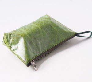 Cartera de mano de hoja de loto hecha a mano para Mujer | Cartera vegana ecológica única con elegancia natural y diseño duradero - Product Image 1