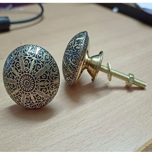 Pomo de latón hecho a mano personalizado con puntos blancos y negros para cajones de tocador y gabinetes, fabricado en India - Product Image 4