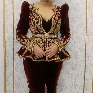 นักออกแบบ ZARI เย็บปักถักร้อยบนแจ็คเก็ตสีน้ําตาลเข้มและ KARAKOU ประดับด้วยลูกปัดแก้วคริสตัล หิน ไข่มุก งาน DABKA @ 2024 - Product Image 1