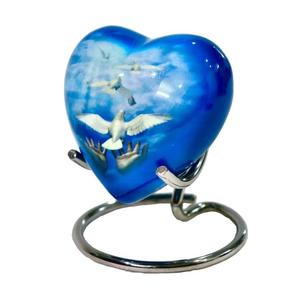 Urne funéraire souvenir en forme de cœur unique pour cendres humaines fabriquée à la main en laiton et gravée à la main à la maison - Product Image 3