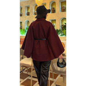 Poncho de Cachemira Color Borgoña con Cinturón Desmontable y Detalle de Botones para Mujeres Musulmanas - Accesorio para Hiyab - Product Image 5