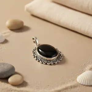 Pendentif en argent 925 plaqué or rose et onyx noir pour femme - Coupe émeraude, plaqué rhodium, style religieux, pierre principale en platine - Product Image 2