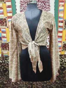 Blusa modesta de seda Vintage India hecha a mano estilo bohemio Hippie Beige Top corto cruzado con mangas de campana con lazo frontal para el verano - Product Image 2