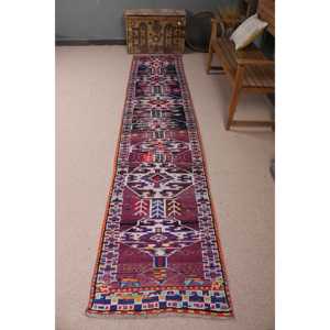 Alfombra Turca Vintage, Alfombra de Pasillo de 2.2x10.8 pies, Alfombra de Lana con Estampado Animal en Tonos Púrpura y Azul - Product Image 1