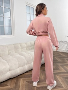 Conjunto Deportivo Informal de Invierno para Mujer con Logotipo Personalizado OEM, 100% Algodón, Felpa Transpirable, Sudadera Corta con Capucha y Pantalones Deportivos, Conjunto de Dos Piezas - Product Image 2