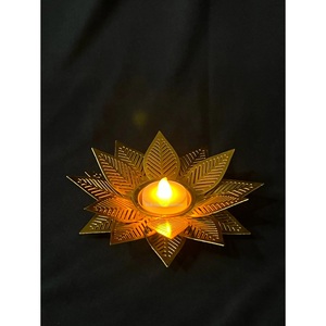 Portavelas de luz de té de latón en forma de loto para decoración de Diwali, soporte de luz de té hecho a mano con diseño de trabajo cortado - Product Image 2