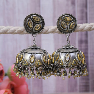 Pendientes Jhumka de Plata Oxidada Estilo Boho para Niñas, Pendientes Jhumka con Patrón Geométrico con Incrustaciones de Kundan Falak - Product Image 1