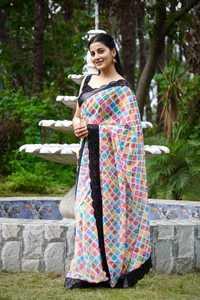 Faites tourner les têtes avec des saris de séquence de cordon à la mode sur organza, associés à un chemisier qui respire l'élégance. - Product Image 5