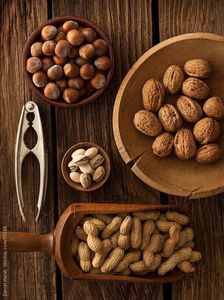 Mélange de fruits secs naturels et sains avec des noisettes, des cacahuètes, des amandes, des noix de cajou et des noyaux de walnats - Product Image 5