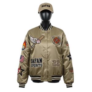 Veste en satin pour femme, tissu lisse couleur kaki, avec empiècements et patchs logo personnalisés brodés. Vestes en satin pour femme. - Product Image 1