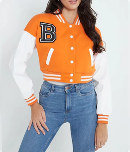 Chaqueta universitaria recortada personalizada para mujer con mangas de cuero Cuerpo de lana Logotipo personalizado Parches de chenilla Chaqueta estilo béisbol universitario - Product Image 1