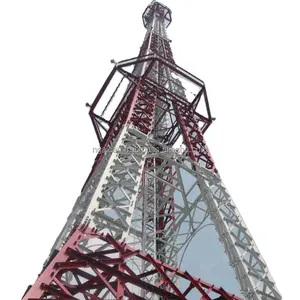 Телекоммуникационная башня для станции трансивера с прикрепленными компонентами, включая стойки антенны, кабели и другие компоненты