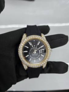 นาฬิกาผู้ชายเพชรโมอิสซาไนต์ทรงกลมแบบครึ่งฝัง สายสีดำ ตัวเรือนแบบโรมัน ระบบกลไก - Product Image 2