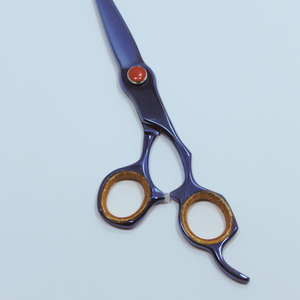 Couleur titane de ciseaux de coiffeur en métal à haute teneur en carbone de style professionnel pour la beauté et les soins personnels - Product Image 2