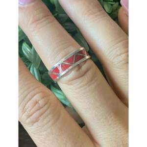 Bague en argent sterling incrustée de corail et de pierres précieuses, bijoux fins faits à la main par des artisans navajo, taille 8.75, pour un usage quotidien ou comme cadeau - Product Image 2