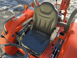 Mini tractor retroexcavador Kubota L3940 4X4 diésel, perfecto para las necesidades agrícolas modernas, con motor eficiente y fácil operación. - Product Image 3