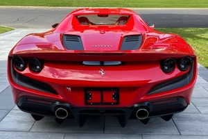 Ferrari F8 Spider Cabriolet 2022, intérieur cuir clair, turbo, propulsion arrière, régulateur de vitesse adaptatif, jantes en alliage d'aluminium de 18 pouces, certifié, peu utilisé, pièces d'origine. - Product Image 3