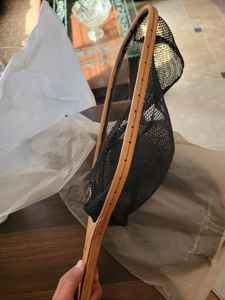 Filet à main en bois de haute qualité pour la pêche à la mouche et la libération de la truite avec un long crochet de suspension élastique profond - Product Image 3