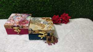 Boîte carrée imprimée en bois avec doublure douce boîte cadeau de faveur de fête de mariage boîte à bijoux 10x10x5 cm boîte à souvenirs vente en gros - Product Image 3