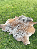 Hochwertiger Echthaar-Teppich aus Dreifarbigem Gesprenkeltem Rindsleder, Brasilianischer Kuhfellteppich für den Boden