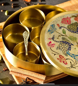 กล่องเครื่องเทศทองเหลืองพร้อมฝาปิดและภาชนะบรรจุ7ชิ้นที่ต้องมีสำหรับห้องครัวที่ทันสมัยและสง่างาม - Product Image 2