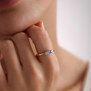 Bague ajustable personnalisée 16-17 mm avec mini-pierre de naissance baguette, topaze bleue et rubis, bague délicate avec pierre de naissance - Product Image 4