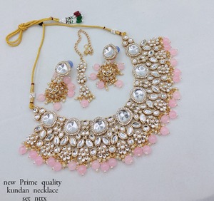 Ensemble de collier Kundan pour femmes de qualité supérieure avec des gouttes de perles plaquées or, tendance pour les mariages, les anniversaires, les fêtes, à porter comme cadeau de bijoux - Product Image 1