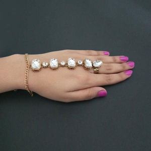 Tip Top Fashions 1502440 Conjunto de joyería fina Arnés de mano de cadena de piedra de vidrio chapado en oro - Product Image 1