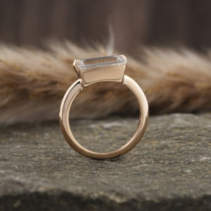 East West Emerald Cut Lab Grown Diamond Solitaire Setting Anillo de compromiso Lujoso anillo de bodas de oro sólido de 14K para mujer - Product Image 5