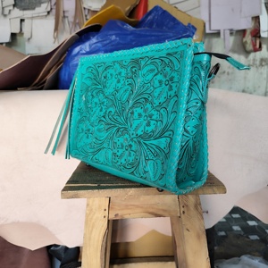 Nueva Bolsa Cruzada de Cuero Genuino Hecha a Mano Estilo Bohemio Occidental con Borlas Personalizadas, Ecológica, con Cierre Alto y Flores - Product Image 3