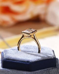 Bague de fiançailles et de mariage solitaire en or jaune 14K, 2,00 carats, taille radiant, sertie clos, vintage, VS1, ornementée de pierres cultivées en laboratoire, idéale pour les fêtes et les anniversaires - Product Image 6