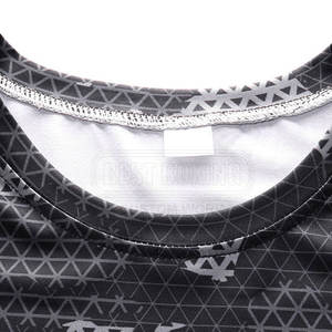 Camisa de compresión elástica para hombres con logotipo impreso para deportes y entrenamiento Camisa de compresión estampada para hombres - Product Image 4