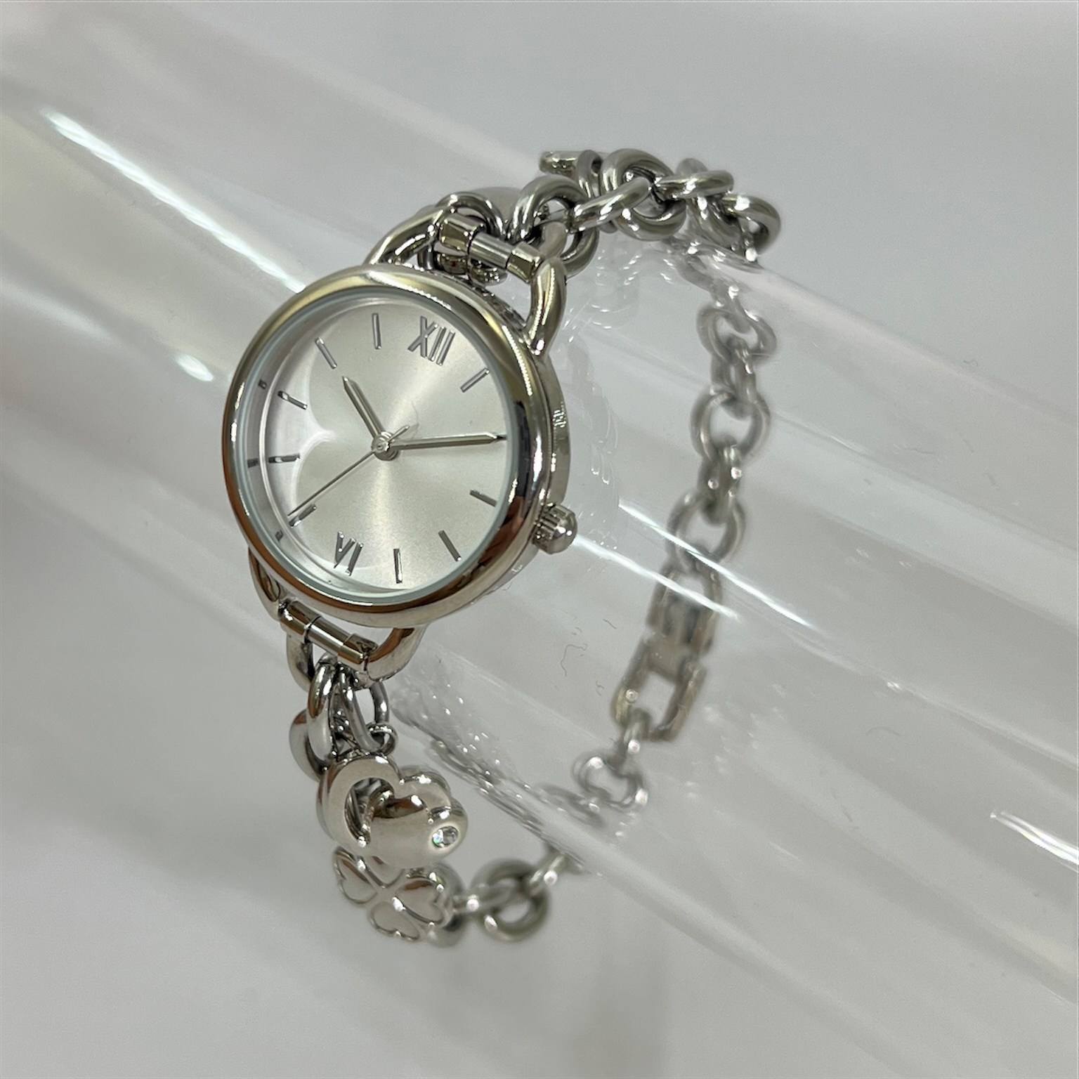 สีเงิน/สีขาว