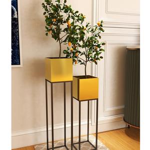 Maceta de metal decorativa hecha a mano con acabado de latón antiguo Ideal para mejorar interiores clásicos y modernos - Product Image 1