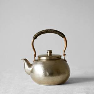 Théière et bouilloire en laiton au look antique de première qualité, idéales pour les accents de cuisine de luxe et les amateurs de décoration patrimoniale - Product Image 2
