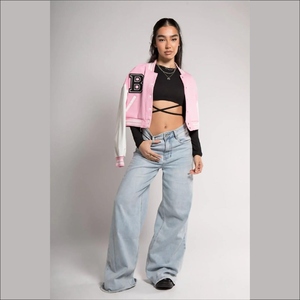 Vente en gros de vestes universitaires bon marché pour femmes fabricant de vestes universitaires en chenille personnalisées pour femmes veste universitaire courte en tissu de laine à broderie pour femmes - Product Image 5