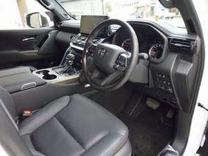 Berline 2022 AWD avec intérieur en cuir foncé, conduite à gauche, sièges en cuir, pneus R18, Euro IV, en parfait état - Product Image 5