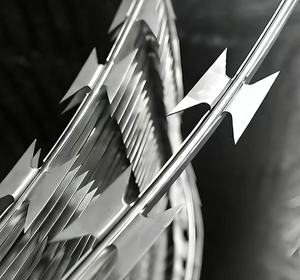 Alambre de púas de alta calidad, galvanizado, de PVC, de acero inoxidable, tipo concertina, en stock - Product Image 1