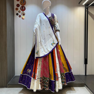 Colección Festiva Vibrante de Algodón: Conjunto de Lehenga Choli Colorido con Dupatta y Pallu con Bordados Elaborados para Celebraciones de Navratri y Diwali - Product Image 1