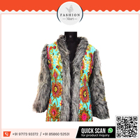 Veste d'hiver brodée vintage en fourrure zari 2022, une tenue élégante pour femmes avec fausse fourrure blanche