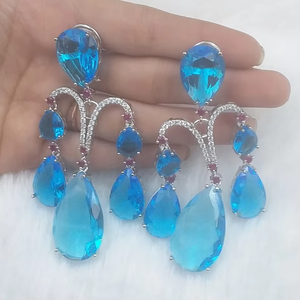 Elegantes pendientes de latón con diamantes americanos Diseño floral Perfecto para novias Funciones de boda y colecciones de joyas de fiesta - Product Image 1