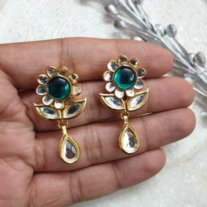 Boucles d'oreilles Kundan à motif floral plaqué or avec pierre centrale verte et motif de goutte pour mariage indien, vêtements de fête et ethniques - Product Image 1