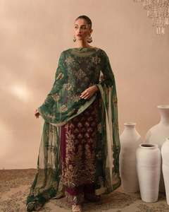 Dupatta Verde Hecha a Mano para Novia India/Pakistaní, Georgette Bordada en Oro con Bordado a Mano Único, Estilo de Vestido Pakistaní - Product Image 2