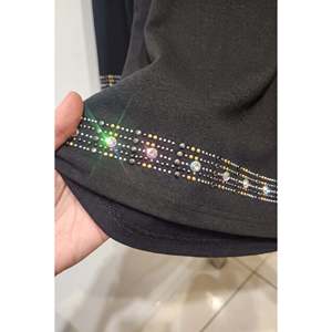 เสื้อไหมพรมถักลายโครเชต์สีดำ ไซส์ใหญ่ พร้อมกระโปรงและเสื้อคลุมแบบมีรายละเอียด - Product Image 3