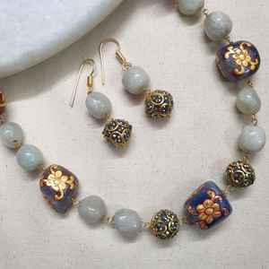 ชุดเครื่องประดับแฟชั่นสร้อยคอลูกปัดหินสีเทาลงสีด้วยมือ - Product Image 1