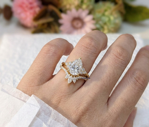 แหวนหมั้นเพชรโมอิสซาไนต์ทรงลูกแพร์ 2.50 กะรัต แบรนด์ Lurba Jewels หรูหรา ได้รับการรับรอง พร้อมชุดแหวนทองคำแท้ 14K สีเหลือง ประดับเพชรแบบหนามเตย สำหรับผู้หญิง - Product Image 4